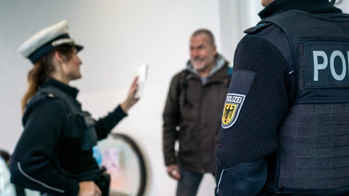 Flughafen München: Bundespolizisten bei einer Kontrolle.
