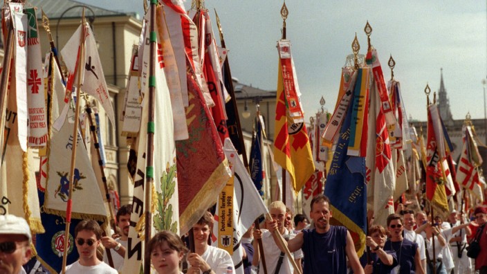 "Ruf als Sportstadt gerecht werden": Ein Wald von Fahnen auf der Ludwigstraße: Szene des Festzugs zur Eröffnung des Deutschen Turnfestes am Pfingstsonntag 1998 in München.