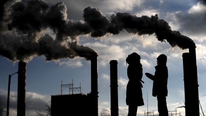 Klimapolitik: Die mit Kohle und Gas betriebenen Kraftwerke (hier eine Anlage in Polen) müssen möglichst schnell abgeschaltet werden, fordert die Internationale Energieagentur.