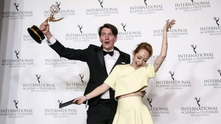 Beste Dramaserie: Produzent Jochen Laube (links) und Drehbuchautorin Katharina Eyssen freuen sich über den International Emmy im New Yorker Hilton Hotel.