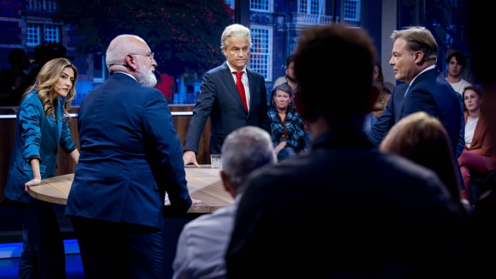 Wahl in den Niederlanden: Die Rechtsliberale Dilan Yeşilgöz, Sozialdemokrat Frans Timmermans, der Rechte Geert Wilders und der Konservative Pieter Omtzigt (von links) in einer TV-Debatte.