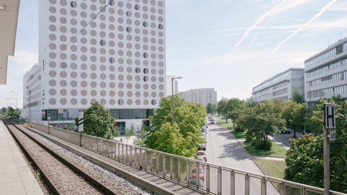 Verkehrssituation in Neuperlach: Die Carl-Wery-Straße vom U-Bahnhof Neuperlach Süd aus gesehen.