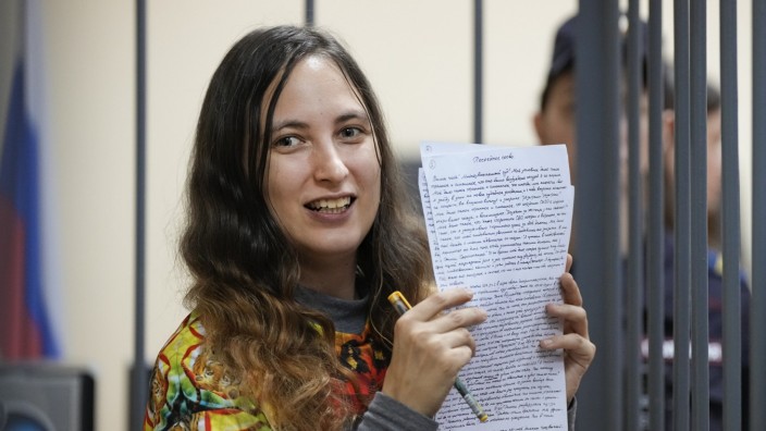 Russland: Jetzt wissen es alle: Alexandra Skotschilenko hält im Gerichtssaal einen Text mit ihrem "letzten Wort" in der Hand.