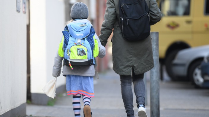 Buß- und Bettag: Wenn Kinder zur Schule gehen, können Eltern erwerbstätig sein. Am 22.11. ist das in Bayern aber nicht der Fall, da fällt der Unterricht aus.