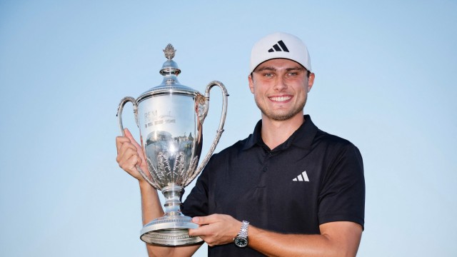 Golf: Selbst für ihn ein besonderer Pokal: Ludvig Åberg ist nun seit Sonntag auch ein Gewinner auf der US-Tour.