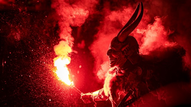 Kulturtipp fürs Wochenende: "Welcome to Hell": Furchteinflößende Gestalten mit Fackeln treiben hef­tigen Schabernack.