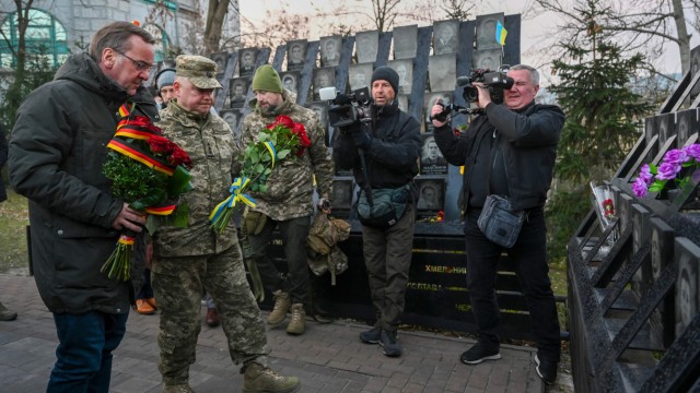 Ukraine-Hilfen: Pistorius (li.) beim Gedenken am Denkmal für die auf dem Maidan getöteten Menschen.