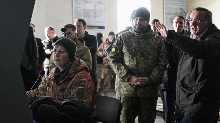 Ukraine-Hilfen: Verteidigungsminister Boris Pistorius am Dienstag beim Besuch eines Ausbildungszentrums für Panzerbesatzungen in Kiew.