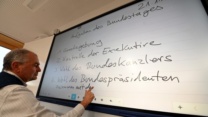 Technik im Klassenzimmer: Schulleiter Robert Grahl schreibt am Rupprecht-Gymnasium auf einem interaktiven Touch-Panel.