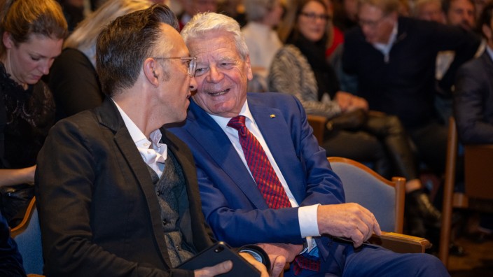 Joachim Gauck beim Literaturfest München: Haben sich nicht nur auf der Bühne einiges zu sagen: Lukas Bärfuss (links) und Joachim Gauck.