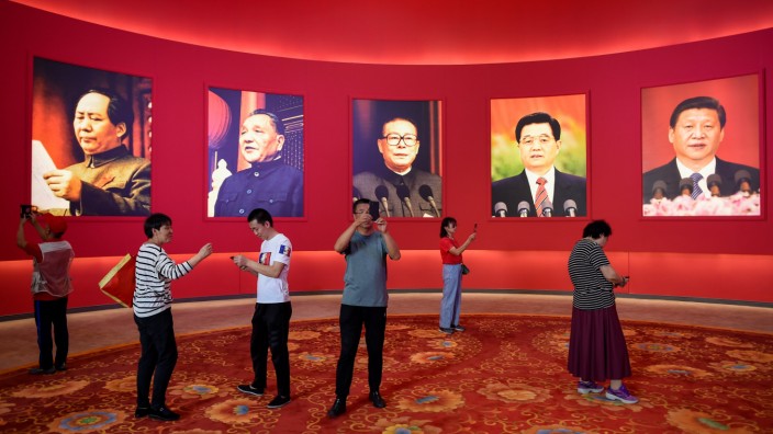 China: Galerie der mächtigen Männer (von links): Porträts von Mao Zedong, Deng Xiaoping, Jiang Zemin, Hu Jintao und Xi Jinping in Peking im Jahr 2019.