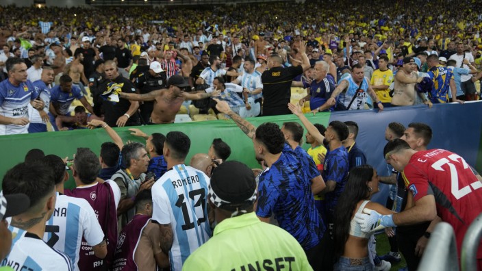 Seleção gegen Argentinien: Argentinische Spieler versuchen, die Menge zu beruhigen, nachdem vor dem Spiel eine Schlägerei zwischen brasilianischen und argentinischen Fans ausgebrochen ist.