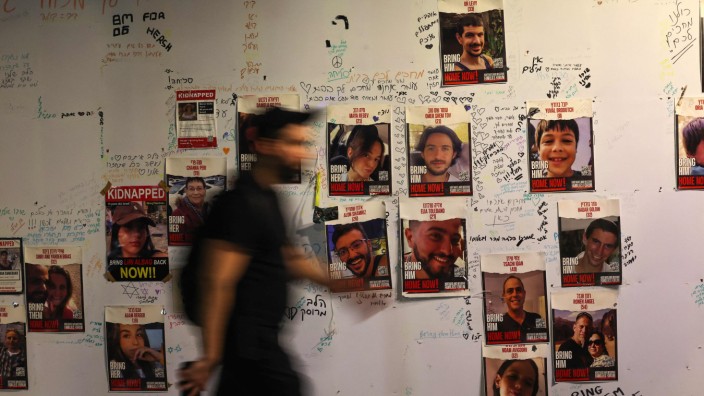 Krieg in Nahost: Porträts von Hamas-Geiseln an einer Wand in Tel Aviv.