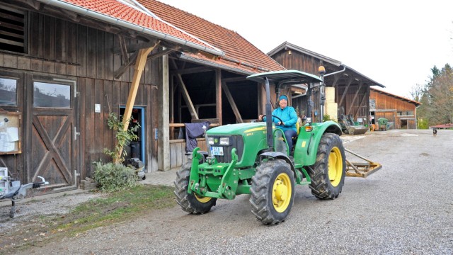 Bürgermeisterwahl: Als staatlich geprüfte Wirtschafterin für Landbau kennt sich Marlene Greinwald auch mit Traktoren aus. Den Betrieb des Greinwaldhofs hat sie an eine ihrer Töchter abgegeben.