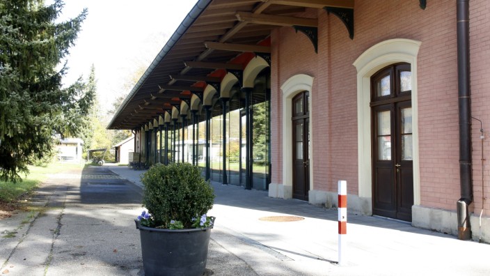 Feldafing: Feldafing Der umfassend renovierte Bahnhof Feldafing beherbergt heute das Rathaus mit Bürgersaal und das Café 'Fräulein Rosalie'.