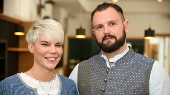 Gastronomie in Penzberg: Tamara Wirth und Adrian Auer hatten 2019 die Gaststätte in der Stadthalle Penzberg übernommen.