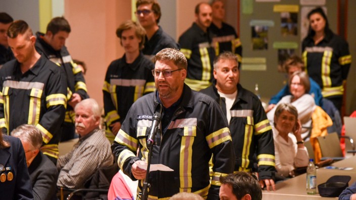 Bürgerversammlung in Penzberg: Uli Kattler von der Feuerwehr Penzberg meldete sich für seine Kameraden zu Wort. Er kritisierte, dass die Stadt noch immer keine Lösung für die Platznot im Feuerwehrhaus gefunden hat.