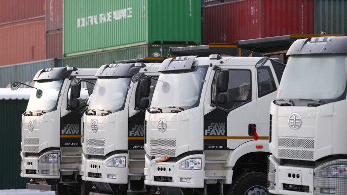 Handel: Trucks aus chinesischer Produktion nach ihrer Ankunft im russischen Jekaterinburg.