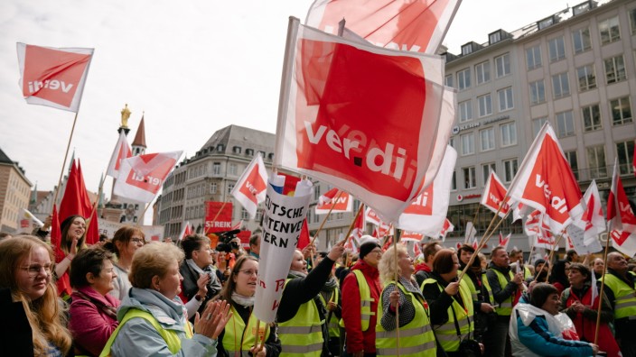 Öffentlicher Dienst: Auch in München marschieren immer wieder Beschäftige der Länder auf: Großprotest auf dem Marienplatz im März.