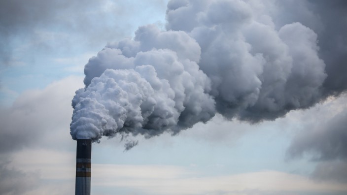 Klimakrise: Braunkohlekraftwerk Schkopau in Sachsen-Anhalt: Auf der Weltklimakonferenz 2015 in Paris hatten die Teilnehmer vereinbart, die Erderwärmung auf unter zwei Grad zu begrenzen.