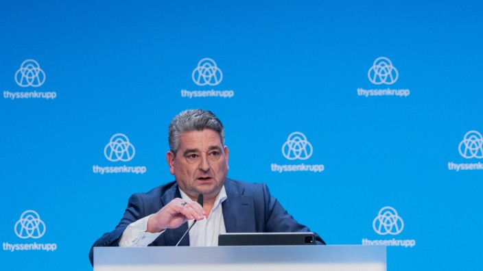 Stahlkonzern: Thyssenkrupp-Chef Miguel López am Mittwoch bei der Bilanzvorstellung: Der Manager fordert bessere Ergebnisse.