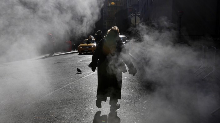 New York: In der Wall Street steigt der Dampf aus Gullys und Schächten, wenn es kalt wird in New York.