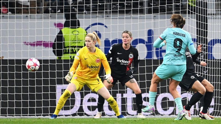 Champions League: Frankfurts Torhüterin Stina Johannes kann nur noch zuschauen: Mariona Caldentey trifft zum 2:1-Zwischenstand für den FC Barcelona.