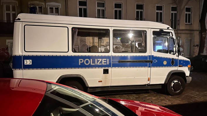Extremismus: Ein Einsatzfahrzeug der Polizei steht bei einer Razzia in Berlin auf der Straße.