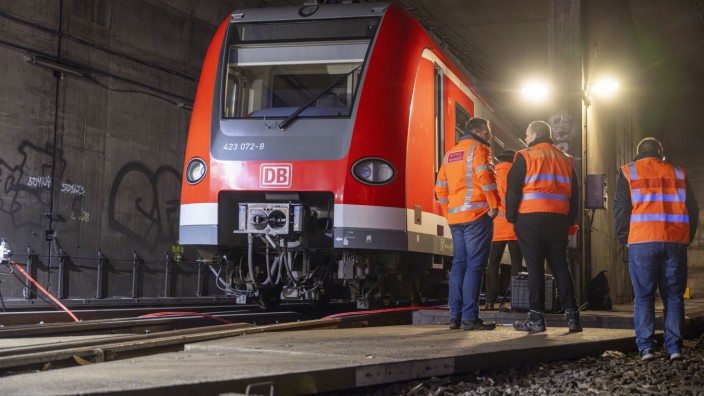 Massive Störung: Die entgleiste S-Bahn im Tunnel der Stammstrecke.