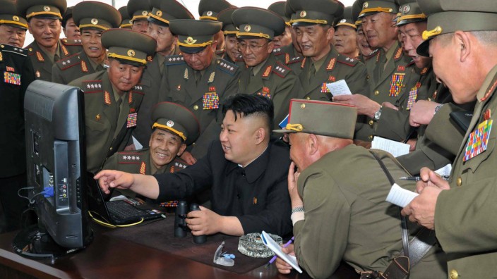 Nordkorea: Diktator Kim Jong-un verfolgt an einem Computer einen Raketentest.