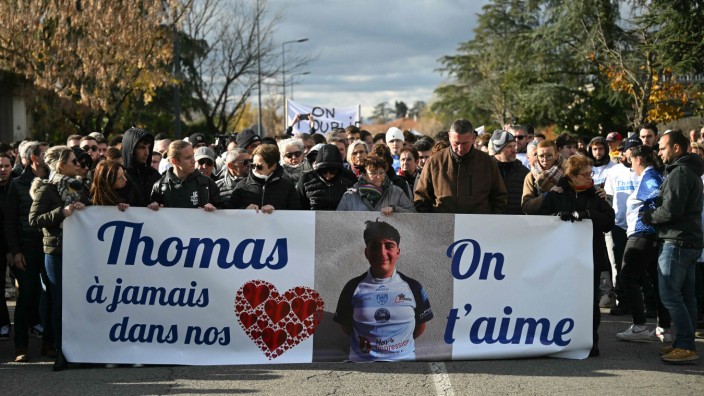 Frankreich: Trauermarsch im südfranzösischen Romans-sur-Isère für den 16-jährigen Thomas, der am vergangenen Samstag bei einem Dorffest Opfer einer tödlichen Messerattacke wurde.