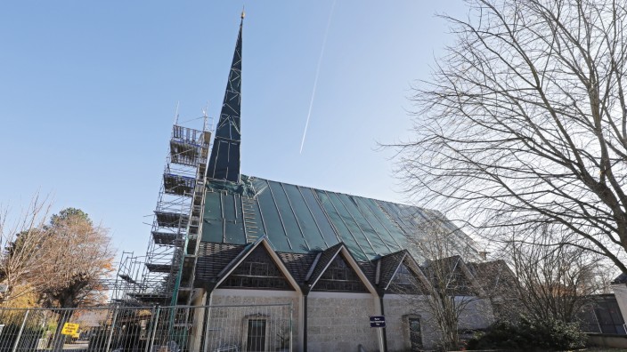 Schäftlarner Bürgerversammlung: Mit provisorisch abgedecktem Dach wartet die katholische Kirche Sankt Benedikt in Ebenhausen auf ihre Profanierung. Ihre Zukunft ist ungewiss.