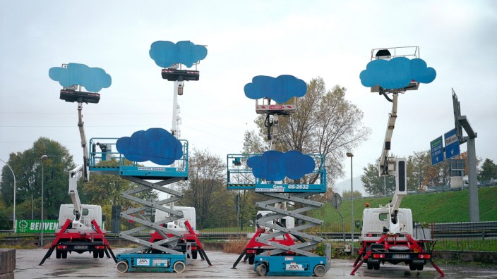 Ausstellung in der Eres Stiftung: Olaf Breuning will mehr Schönwetterwolken. Dafür hebt er dann auch schon mal seine "Clouds" mithilfe von Hebebühnen in den Himmel.