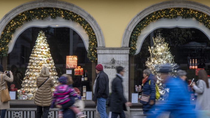 Wirtschaft: In München sind die Schaufenster schon weihnachtlich geschmückt.