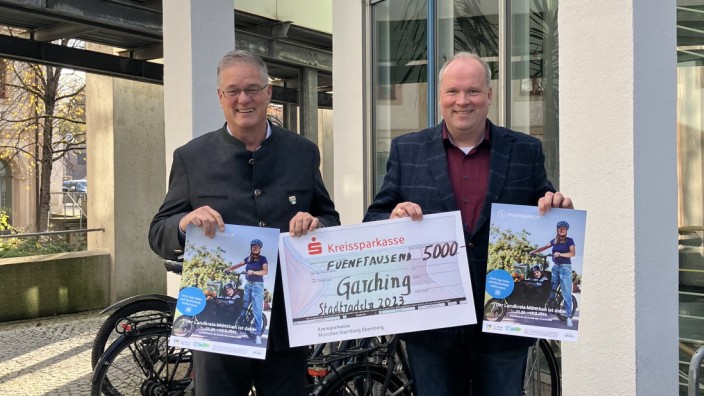 Klimaschutz: Garchings Bürgermeister Dietmar Gruchmann (links) nimmt den Scheck in Höhe von 5000 Euro von Landrat Christoph Göbel entgegen.