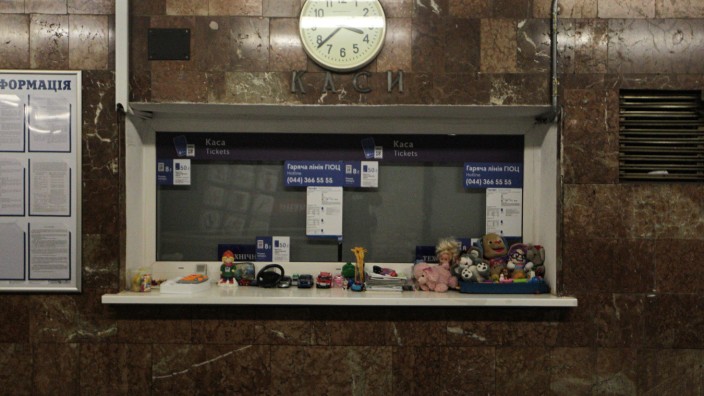 Krieg in der Ukraine: In einer U-Bahn-Station, die als Bunker dient, werden Spielzeuge für Kinder bereitgestellt.