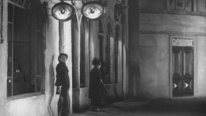 60 Jahre Filmmuseum München: Nächtliches Abenteuer im expressionistischen Bühnenbild: "Die Straße".