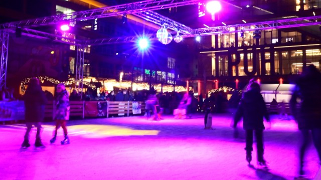Freizeit: Schlittschuhlaufen und Christkindlmarkt: Beides an einem Ort findet man im Werksviertel (Bild) und auf dem Luise-Kiesselbach-Platz in München.