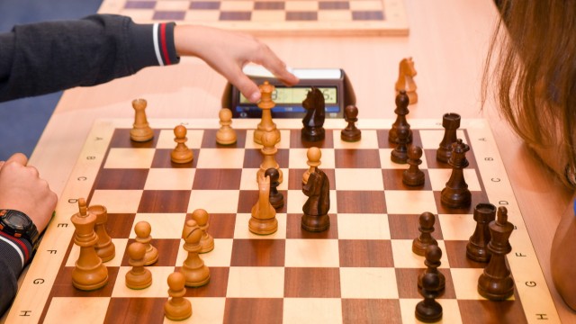 Schachsport: Gegen die Uhr: Prokscha spielt zur Übung auch mal Blitzschach, am liebsten nimmt sie sich aber Zeit für ihre Züge.
