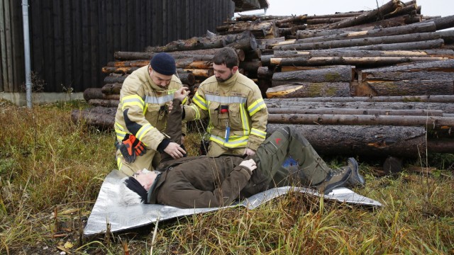 Schulungen: Florian Van Laak (links) und Max Pfeifenrath von der Freiwilligen Feuerwehr Hohenschäftlarn simulieren mit Förster Robert Nörr (liegend) eine Notfallmaßnahme.