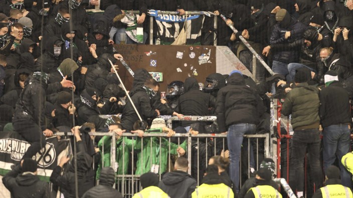 Sicherheit in Stadien: Hässliche Szenen: Fans aus Hannover prügeln sich beim Auswärtsspiel in Hamburg mit der Polizei und Anhängern vom FC St. Pauli.
