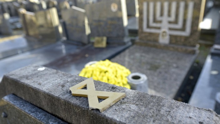 Antisemitismus in Belgien: Im israelitischen Teil des Friedhofs Marcinelle in Charleroi wurden Davidsterne zerstört.