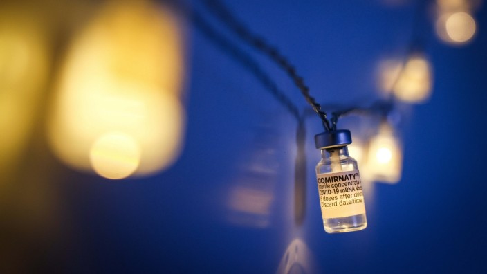 Medizin: Nette Erinnerung: eine selbstgebastelte Lichterkette aus leeren Corona-Impfstofffläschchen, Deko in einer Gemeinschaftspraxis bei Lübeck.