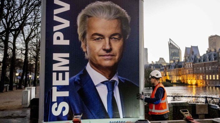 Wahl in den Niederlanden: Wahlplakat mit Wahlsieger: Geert Wilders stehen jedoch schwierige Gespräche mit anderen Parteien bevor.