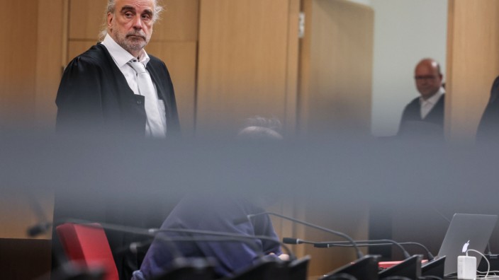 Brandanschlag in Ratingen: Der Angeklagte sitzt im Gerichtssaal neben seinem Anwalt Frank Schubert.