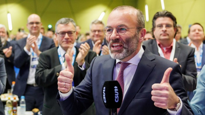 Nürnberg: Manfred Weber freut sich auf der CSU-Delegiertenversammlung über seine Wahl zum Spitzenkandidaten der Partei für die Europawahl.