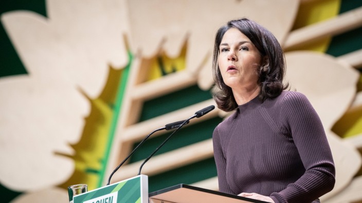 Grünen-Parteitag: Außenministerin Annalena Baerbock hält beim Grünen-Parteitag in Karlsruhe ihre Rede zum Wahlprogramm für die Europawahl 2024.