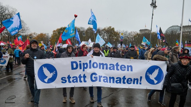 Demonstration in Berlin: Vor dem Brandenburger Tor demonstrieren am Samstag mehrere Tausend Menschen.