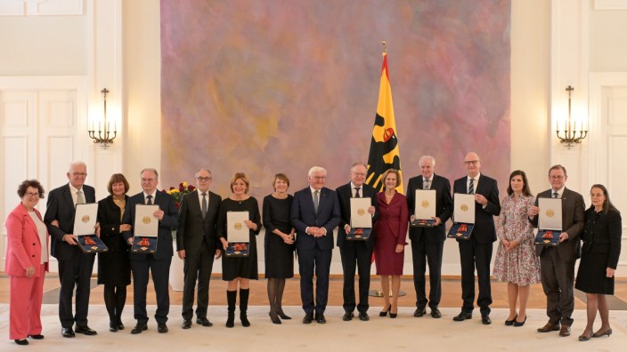 Ehrungen: So viele Orden: Bundespräsident Steinmeier, sieben Ordensträger und Ordensträgerinnen, jeweils mit Partnern und Partnerinnern.
