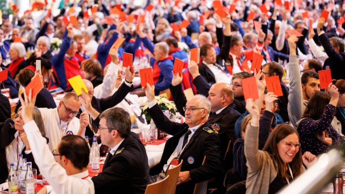 Landesversammlung des Bayerischen Roten Kreuzes: Rote Karte heißt Zustimmung: Abstimmung auf der Landesversammlung des BRK in Schrobenhausen.